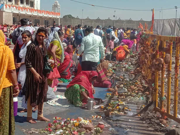 MP: कुबेरेश्वर धाम में चमत्कारी बताकर बेच डाली मिट्टी, प्रदीप मिश्रा का  रिएक्शन हैरान कर देने वाला