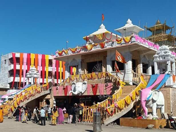 free rudraksh distribution in kubereshwar dham 9 counters made for devotees  sehore news | Hindi News, कुबेरेश्वर धाम में निशुल्क रुद्राक्ष का वितरण  शुरू, 8 मौत के बाद क्या व्यवस्थाओं ...