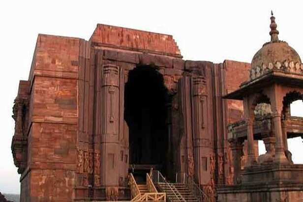 पूर्व का सोमनाथ कहलाता है यह मंदिर, आज भी अधूरी है इसकी छत - bhojeshwar  shiv mandir-mobile
