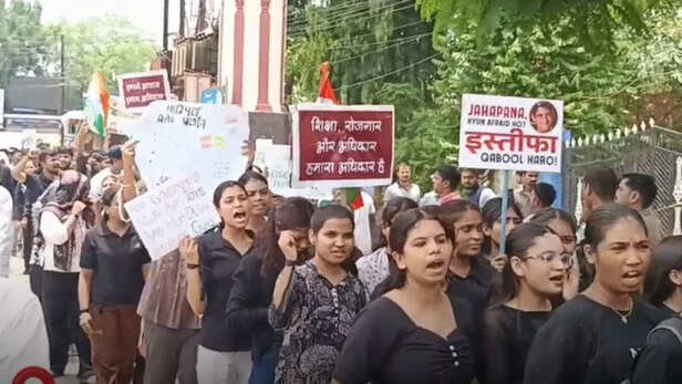 mp-indore-pradhan-resign-celebration-02