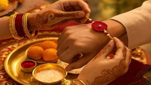 Raksha Bandhan 2026: रक्षा बंधन पर चंद्र ग्रहण और ग्रह-नक्षत्रों का 70 साल  बाद अद्भुत संयोग, जानें इस दिन राखी बांधने के 3 सबसे अच्छे मुहूर्त - raksha  bandhan ...