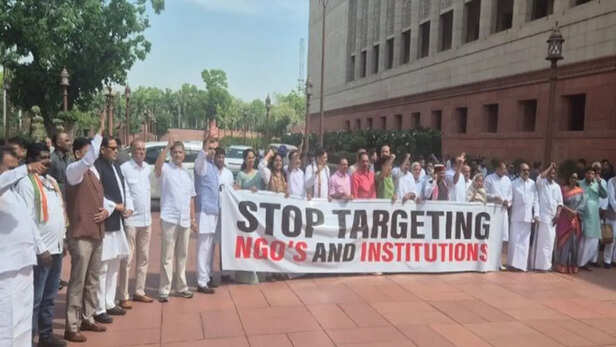 FCRA से जुड़े नए बिल में ऐसा क्या है जो विपक्ष कर रहा हंगामा, कांग्रेस ने  दिल्ली में बुलाई सांसदों की मीटिंग - FCRA Amendment Bill political  controversy opposition and ...
