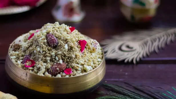 Janmashtami 2022 Dhaniya Panjiri Recipe: इन वजहों से भगवान को चढ़ाते हैं धनिया  पंजीरी का प्रसाद, जानें इसकी रेसिपी - Janmashtami 2022 Dhaniya Panjiri  Recipe why we offer Dhaniya Panjiri prasad on