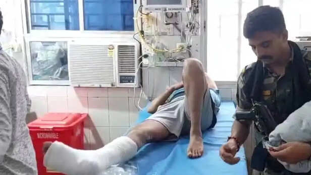 another bodyguard injured by tejashwi s vehicle in voter adhikar yatra  sheikhpura | तेजस्वी की गाड़ी से फिर लगी सुरक्षाकर्मी को टक्कर, टूटा पांव |  Times Now Navbharat