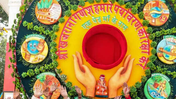 Raksha Bandhan festival World largest Rakhi offered to Lord Ganesha in  Indore | इंदौर के इस बड़े मंदिर में बना ''दुनिया की सबसे बड़ी राखी'', भगवान  गणेश को को किया गया अर्पीत