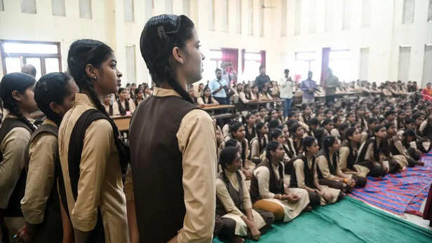 आंकड़ों की जांच: निजी शिक्षा में भारत का लैंगिक अंतर जाति और वर्ग के भेदभाव  को चुनौती देता है - द हिंदू