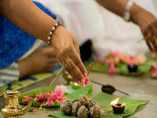 Pitru paksha 2018 date time shraddh importance significance puja vidhi  tarpan pind daan: Pitru Paksha 2018: पितृ पक्ष आज से शुरू, जानें श्राद्ध  क्या है और श्राद्ध की तिथियां, किस दिन करें