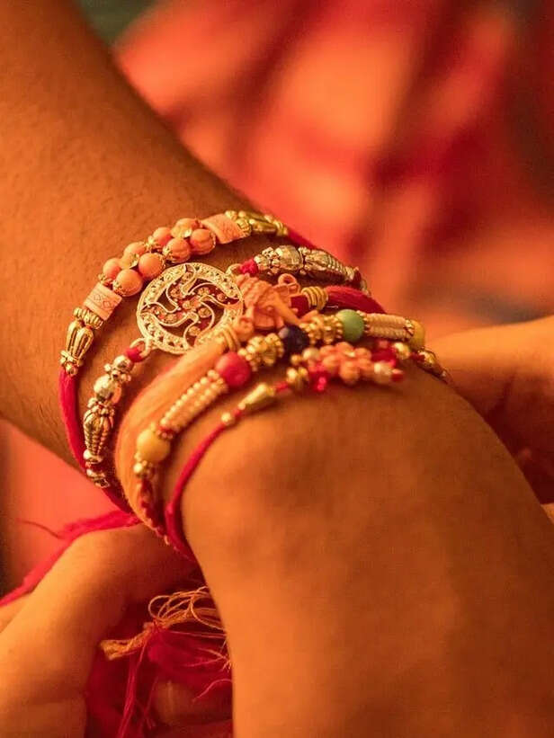 1 2 or 7 days know when to take off the rakhi tied on the wrist. 1-2 या 7  दिन, जानें कब उतारे कलाई पर बंधी राखी