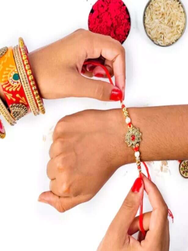 1 2 or 7 days know when to take off the rakhi tied on the wrist. 1-2 या 7  दिन, जानें कब उतारे कलाई पर बंधी राखी
