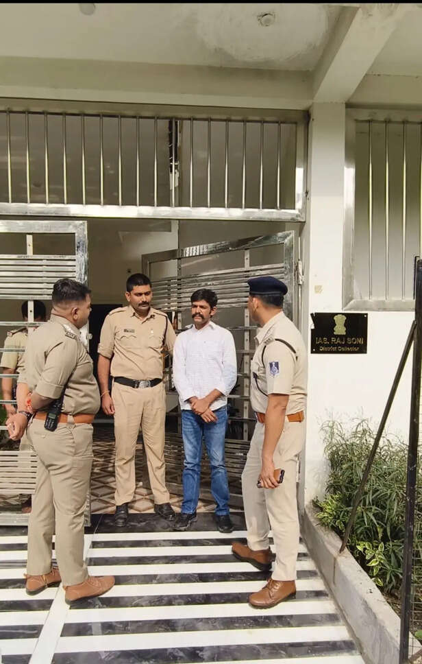 indore-man-fake-ias-collector-nameplate