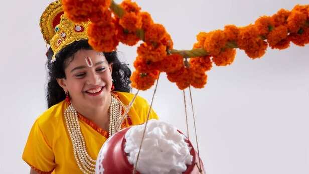Janmashtami 2025: जन्माष्टमी पर क्यों फोड़ते हैं मटकी, कैसे शुरू हुई ये  परंपरा? | Janmashtami 2025 Why Do Break The Pot On Janmashtami Know The  Life Management | Asianet News Hindi