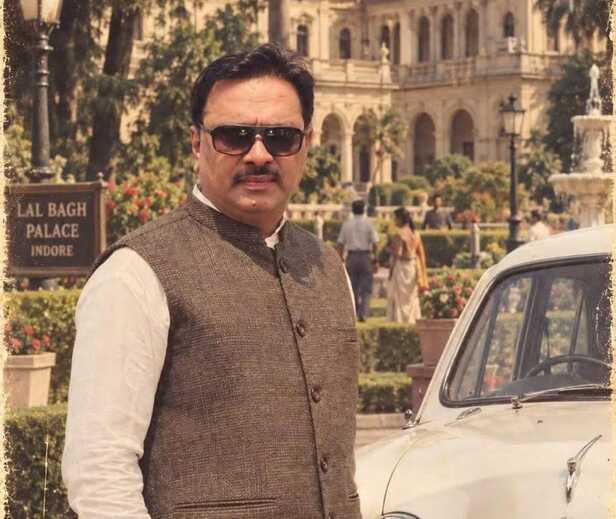 Indore: Ministers in Indore catch the 80s craze; Ministers Vijayvargiya and Silawat follow the trend.