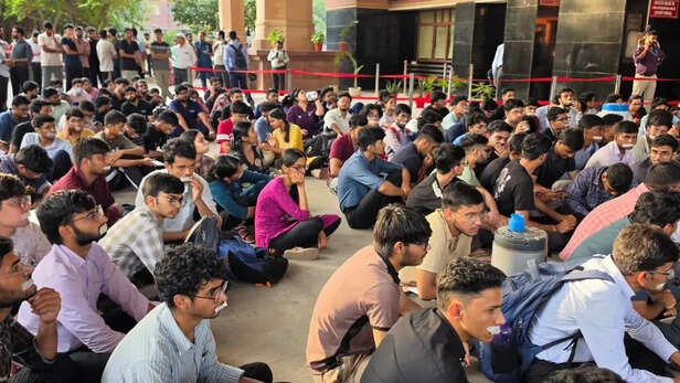 जोधपुर एम्स में डॉक्टर की सुसाइड को लेकर हड़ताल, रेजिडेंट डॉक्टरों ने  डायरेक्टर का मांगा इस्तीफा - jodhpur aiims raj naresh yadav suicide resident  doctors strike ntc acwi ...