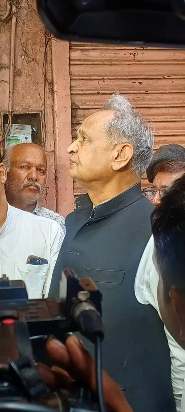 पूर्व मुख्यमंत्री अशोक गहलोत व्यापारियों से मिले