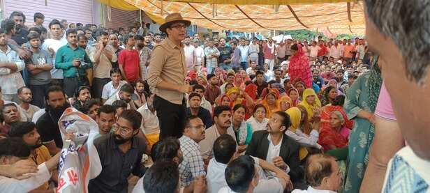 आमेर में गाइड की हत्या के मामले में परिवार दिन भर धरने पर बैठा रहा।