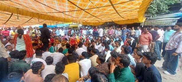 गाइड मनीष सोनी की हत्या के मामले में परिवार ने मुआवजे की मांग की।