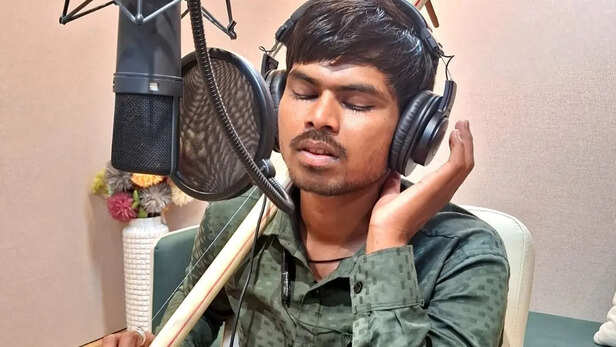 कभी ट्रेन में गाए भजन, 'हनुमान अंश' के नेत्रहीन सिंगर को मिला सम्मान, बड़े  ऑफर्स की लगी लाइन, रातोरात चमकी किस्मत - Hanuman Ansh singer Sunil lodhi  facilitated used ...