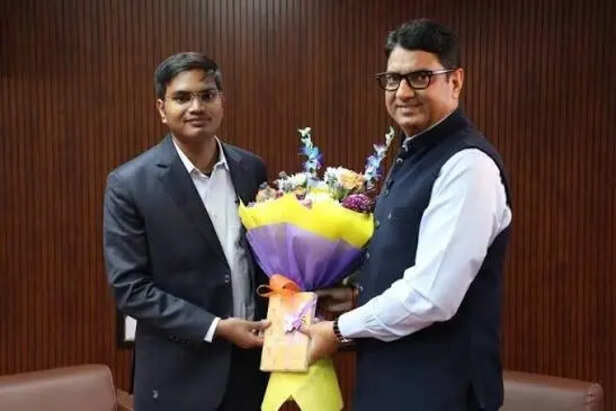 अर्नव आनंद गुप्ता ने आर्थिक संघर्ष और परिवार के त्याग के बीच पहले प्रयास में UPSC में AIR-213 हासिल की