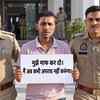 गले में तख्ती डाल SSP ऑफिस पहुंचा शूटर