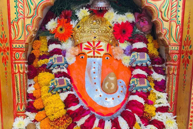 Garh Ganesh Temple: भारत का अनोखा भगवान गणेश का मंदिर, जहां चिठ्ठी लिख  मांगी जाती हैं मन्नत, रहस्य जान होंगे हैरान!