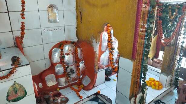 एक साथ विराजमान दो गणेश प्रतिमाएं