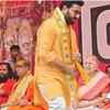 विधायक पुत्र एकलव्य ने ताई के पैर छुए। मंत्री कैलाश को अनदेखा किया।
