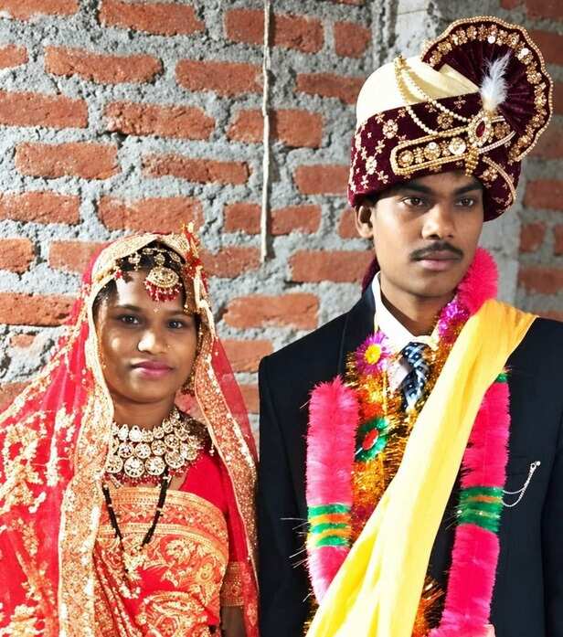 नवविवाहित दंपती गणपत धुर्वे और हंसलेखा धुर्वे