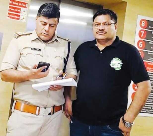 कस्तूरीबाई जब मेदांता अस्पताल में एडमिट थी  फिरोज खान की फोटो