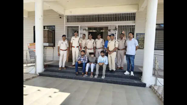 पुलिस ने तीन आरोपियों को पकड़ा