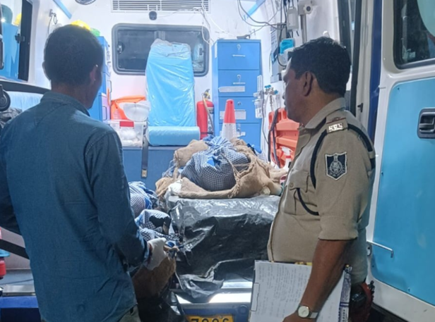 चार युवकों की जलने से मौत, जबकि एक घायल है।