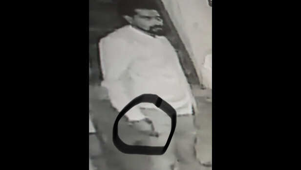 आरोपी के हाथ में पिस्टल