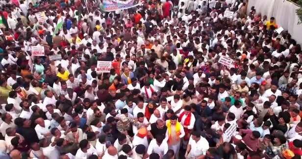 इंदौर में बीजेपी की लोकतंत्र बचाओ पदयात्रा में शामिल लोग।